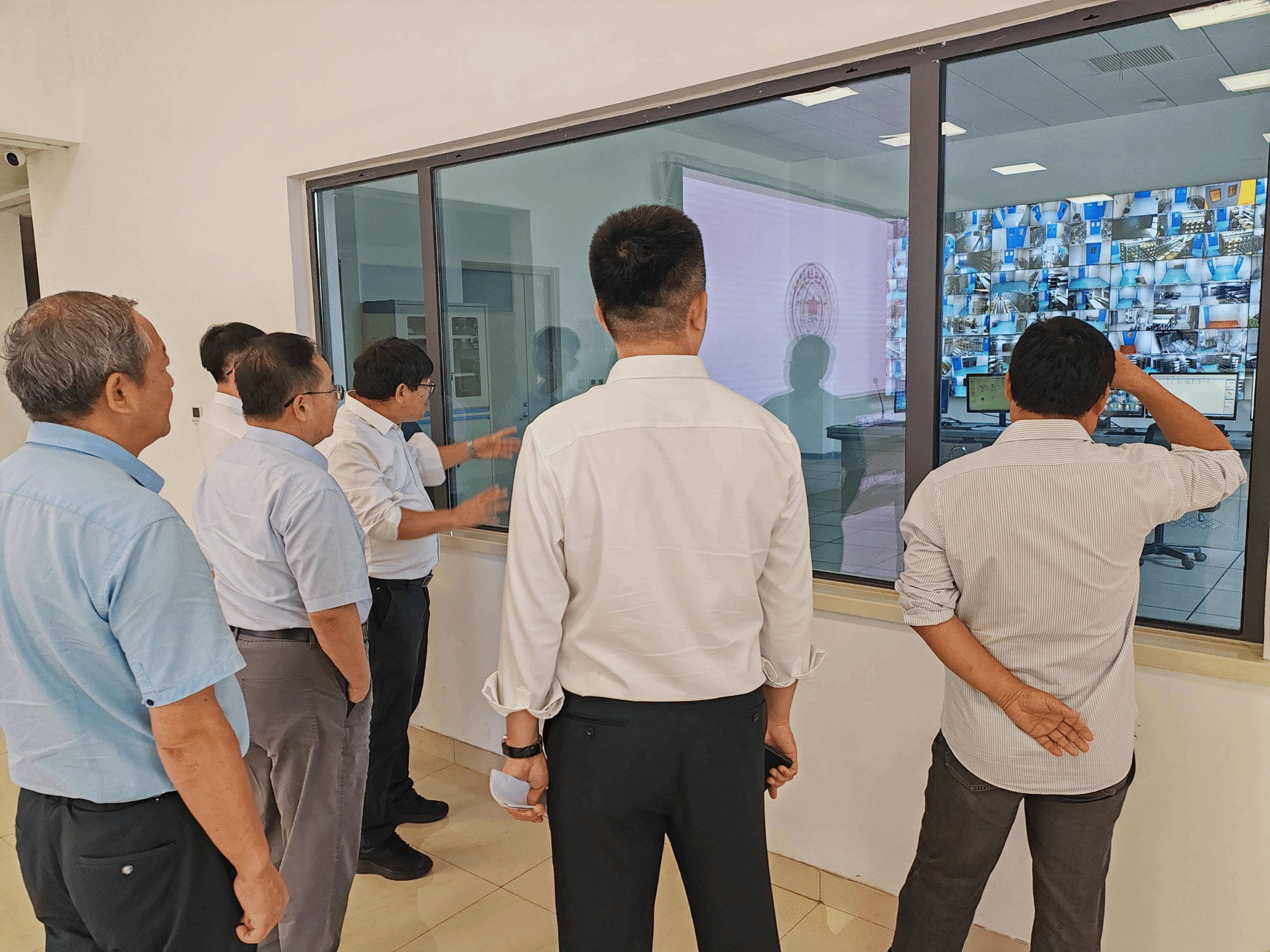 国家实验动物专家委员会副主任委员贺争鸣研究员、李根平研究员一行来学院（中心）调研交流